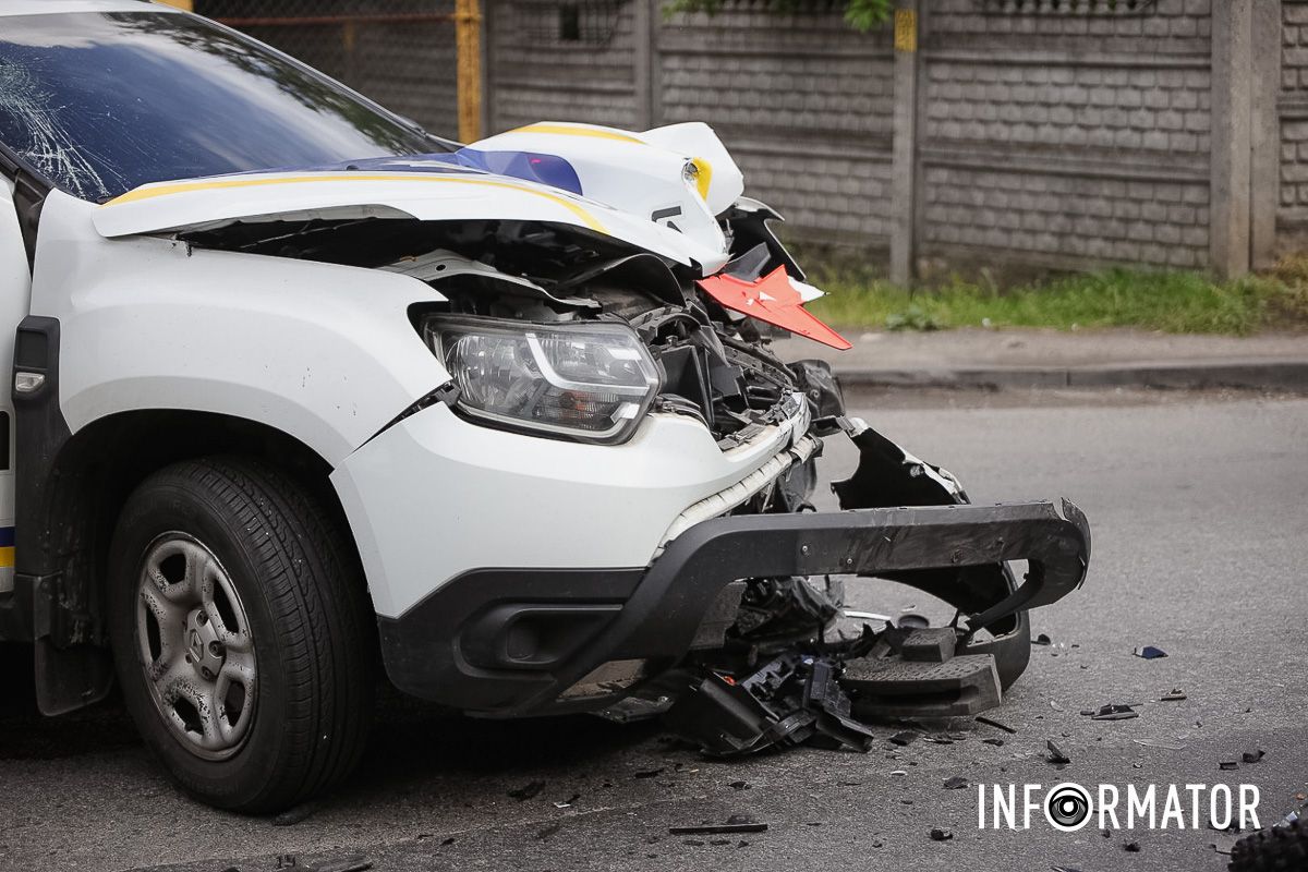 Там зіткнулись поліцейська Renault та мотоцикл