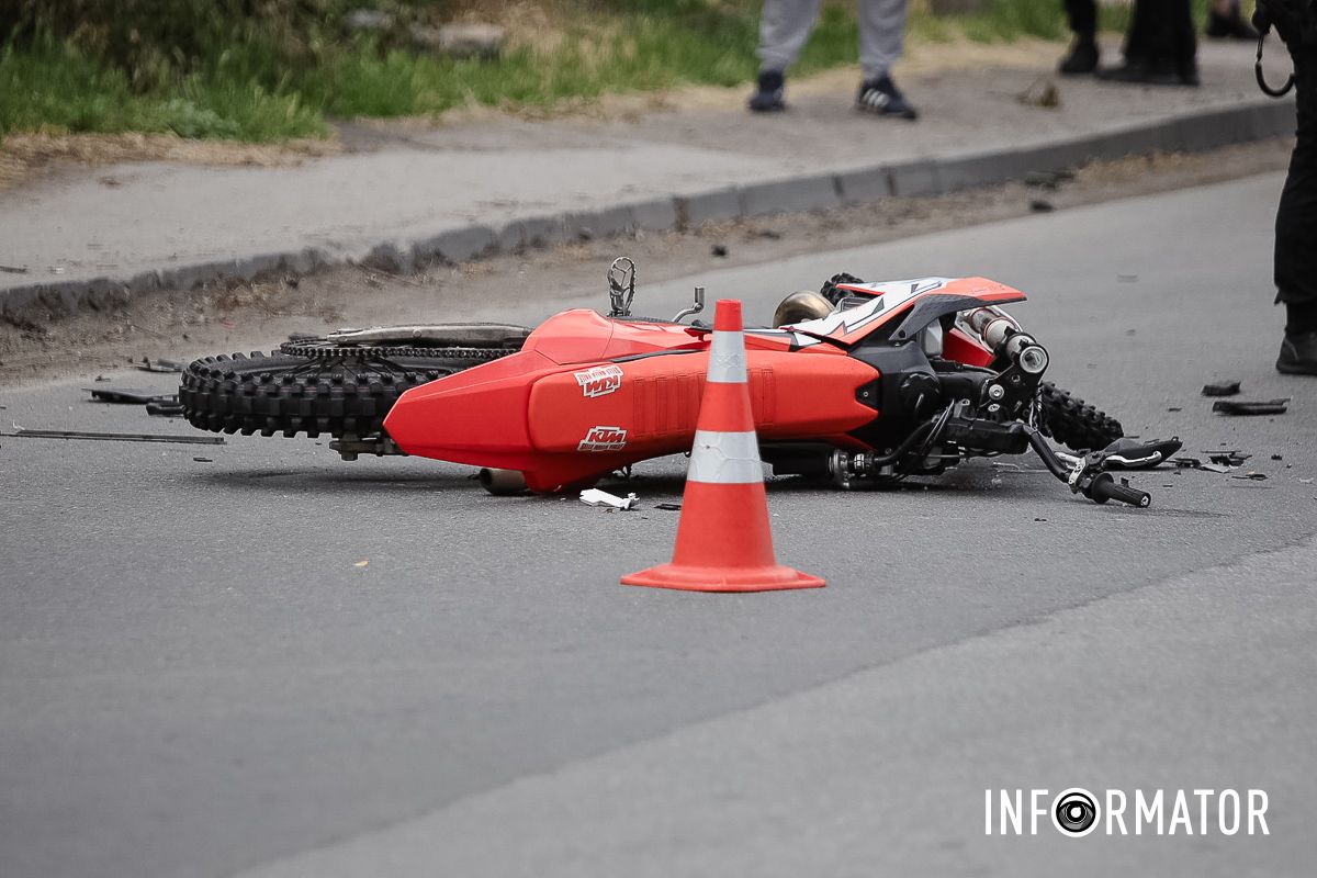 Мотоцикл лежить на дорозі