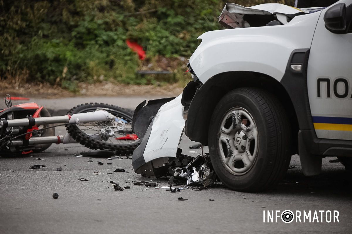 Передня частина поліцейського авто сильно пошкоджена