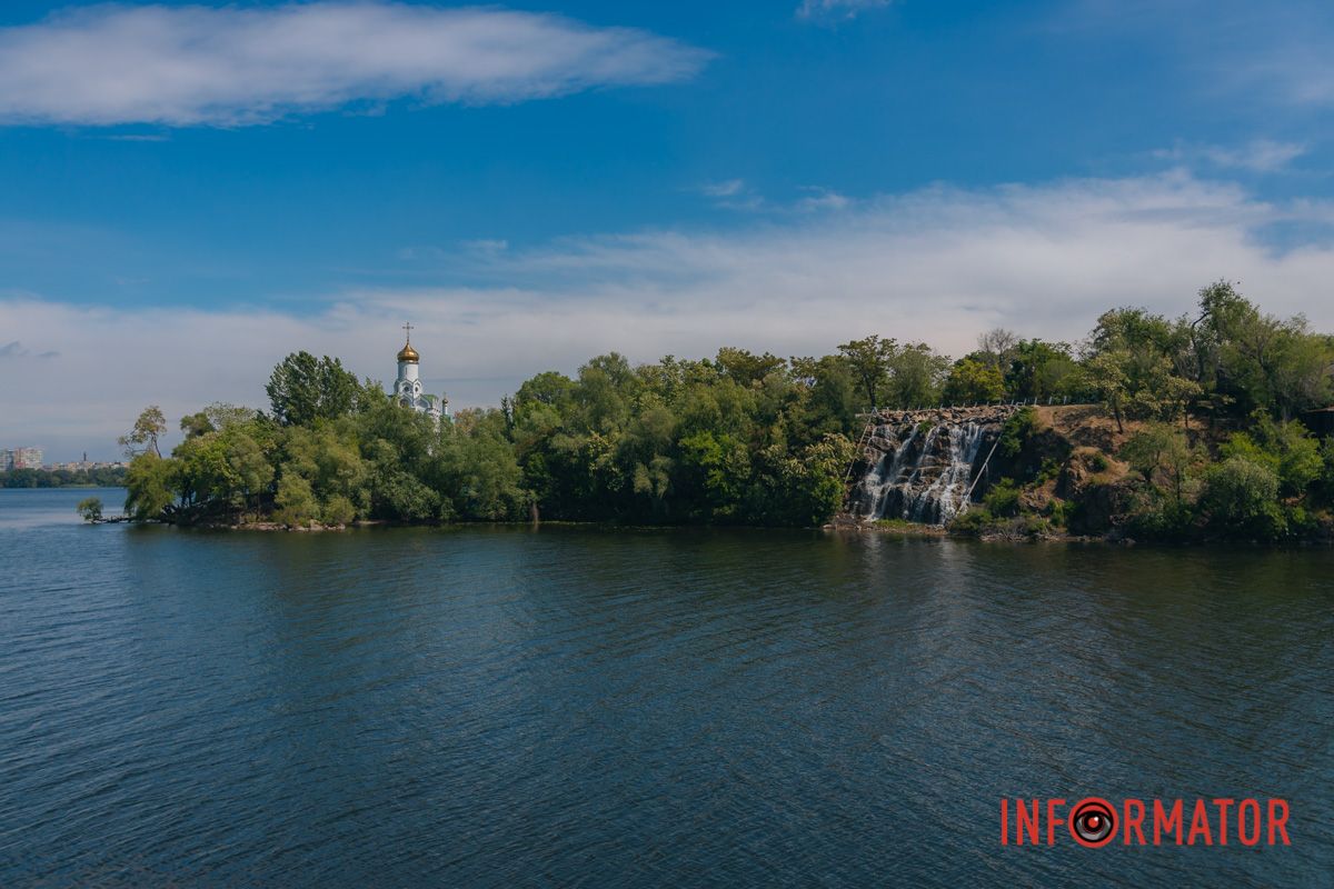 Этот водопад образовали в 2013 году на месте выхода горных пород южного склона Монастырского острова