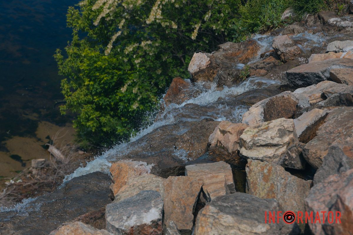 Водопад назван в честь Ревущего, самого большого порога Днепра, исчезнувшего после открытия Запорожской ГЭС
