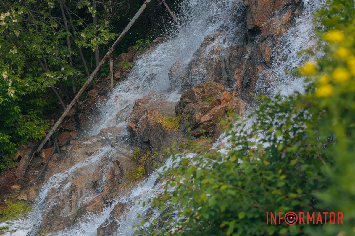 Декоративный водопад "Порог ревущий" создали, чтобы почтить славу украинских казаков, которые с легкостью преодолевали на своих "чайках" смертоносные пороги Днепра