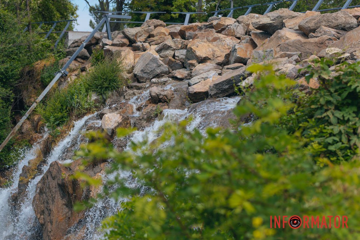 Также декоративный водопад был создан в память о мощи и несокрушимости нашего края и характера украинцев.