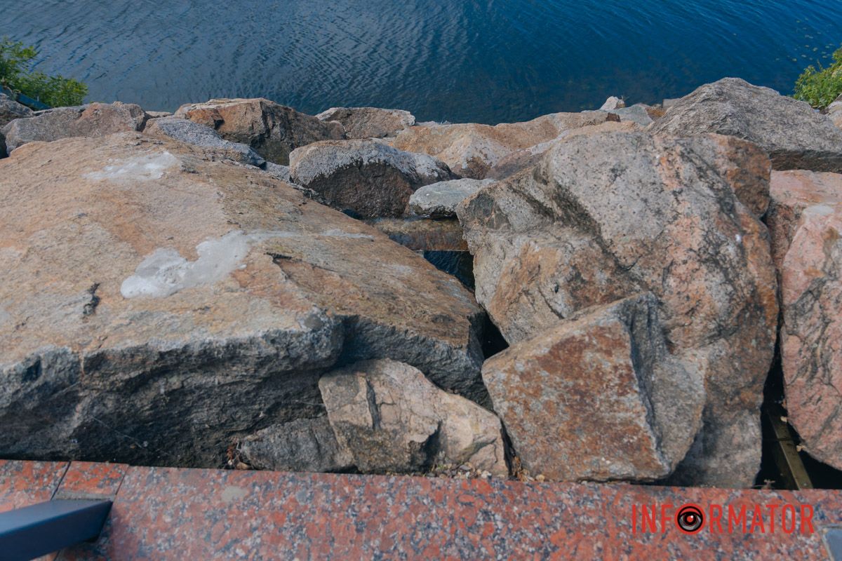 Камни и вода