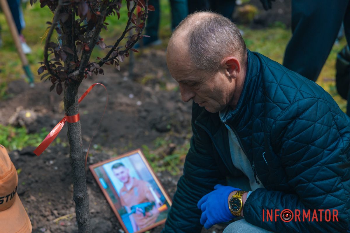 Нагадування, що війна торкнулася кожного: у Дніпрі EVA створила Алею пам’яті на честь загиблих співробітників 3