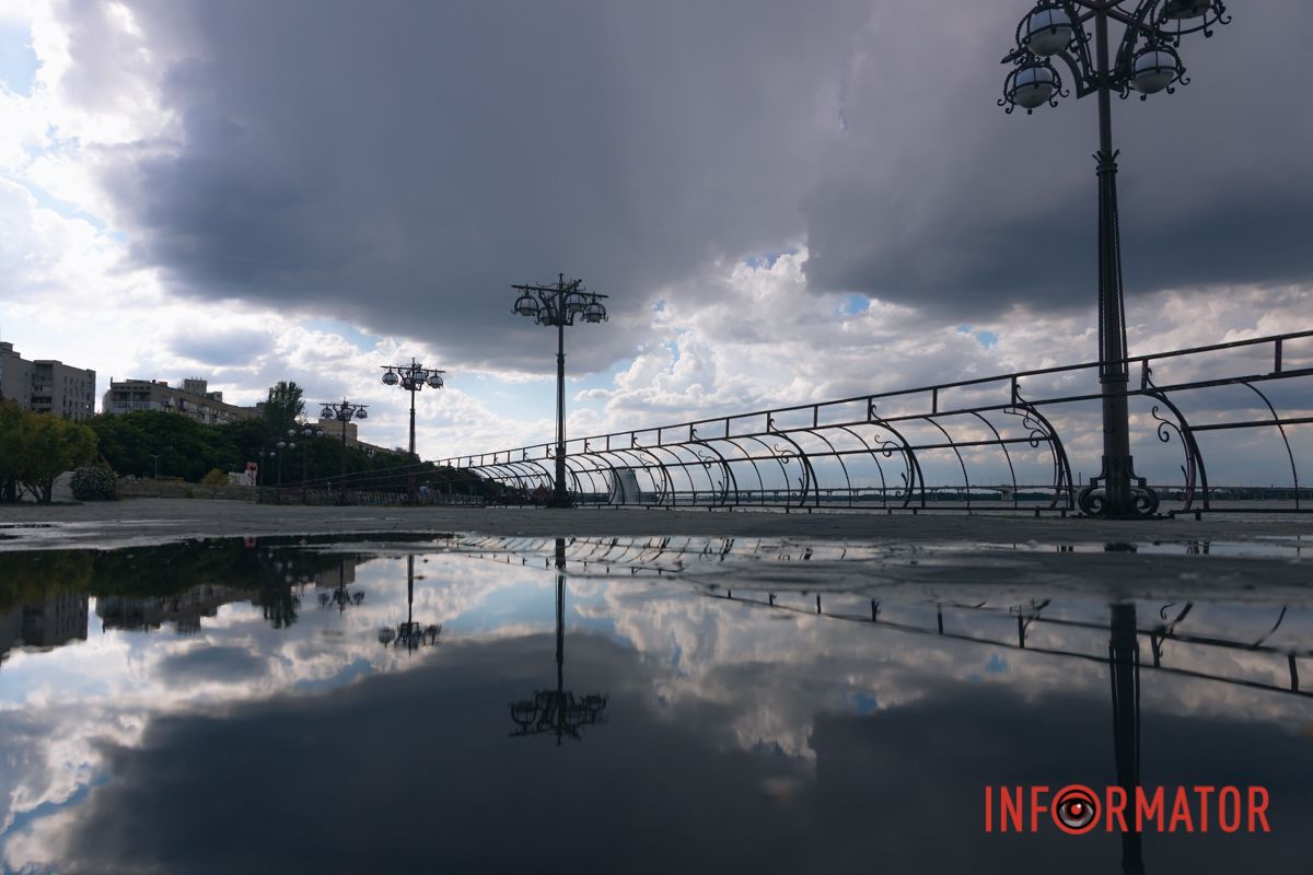 Дождь смыл усталость: Днепр укрыло одеяло из облаков.