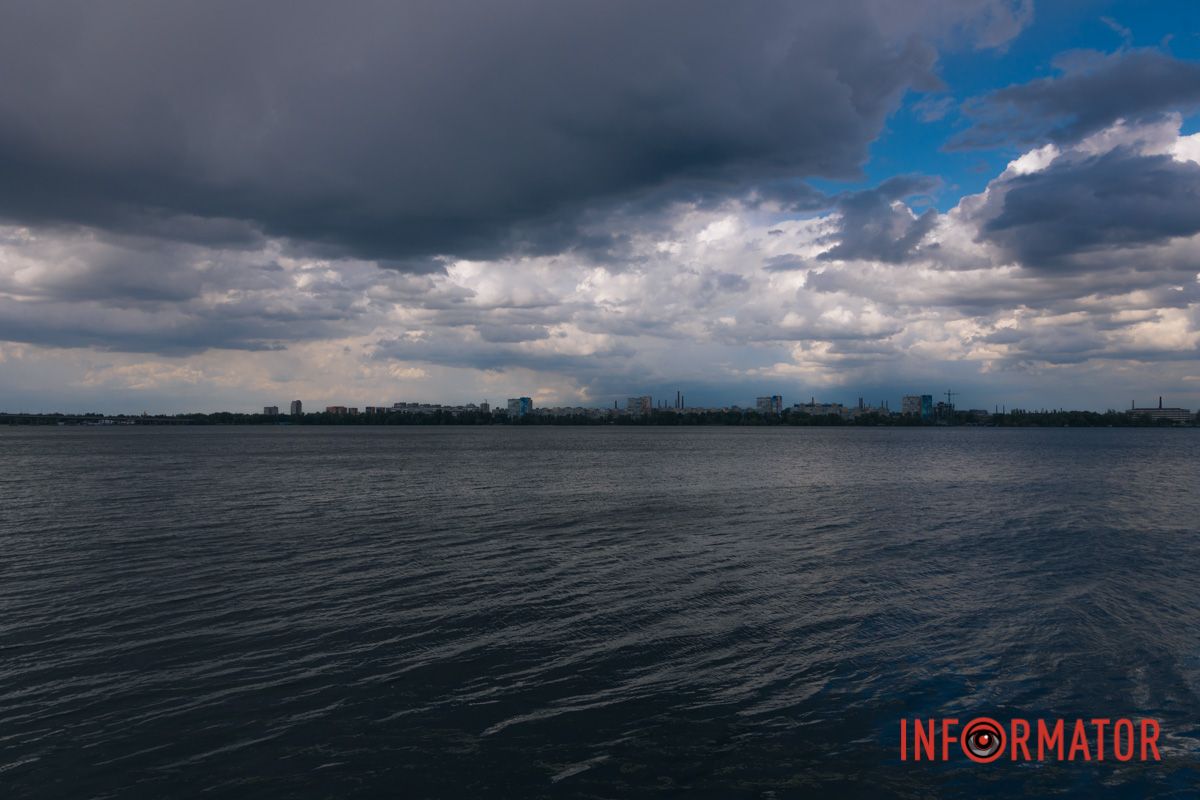 Дождь смыл усталость: Днепр укрыло одеяло из облаков 6