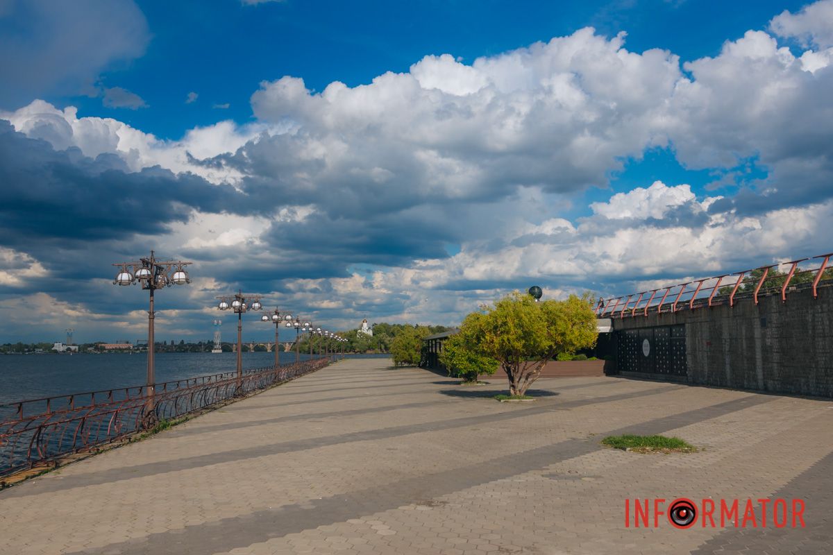 Дождь смыл усталость: Днепр укрыло одеяло из облаков.