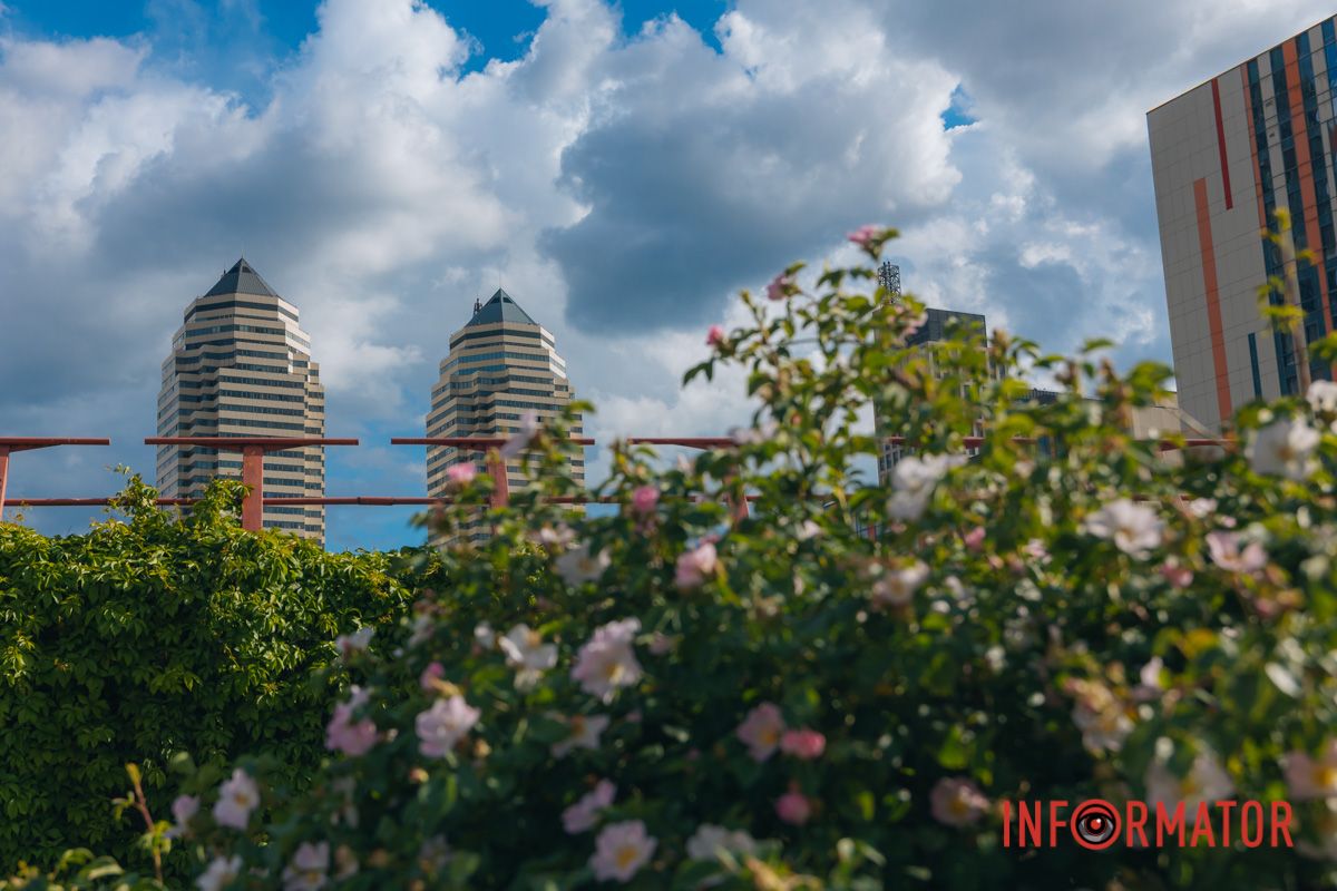 Дождь смыл усталость: Днепр укрыло одеяло из облаков.