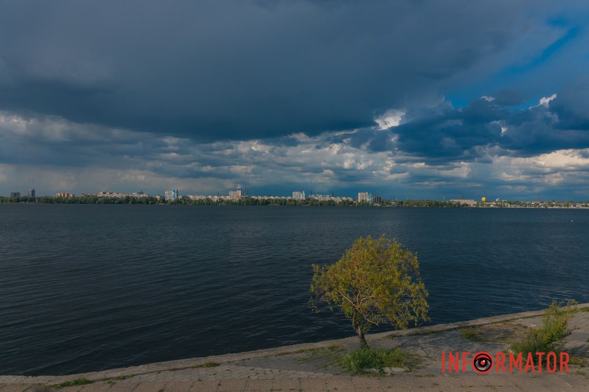 Дождь смыл усталость: Днепр укрыло одеяло из облаков.
