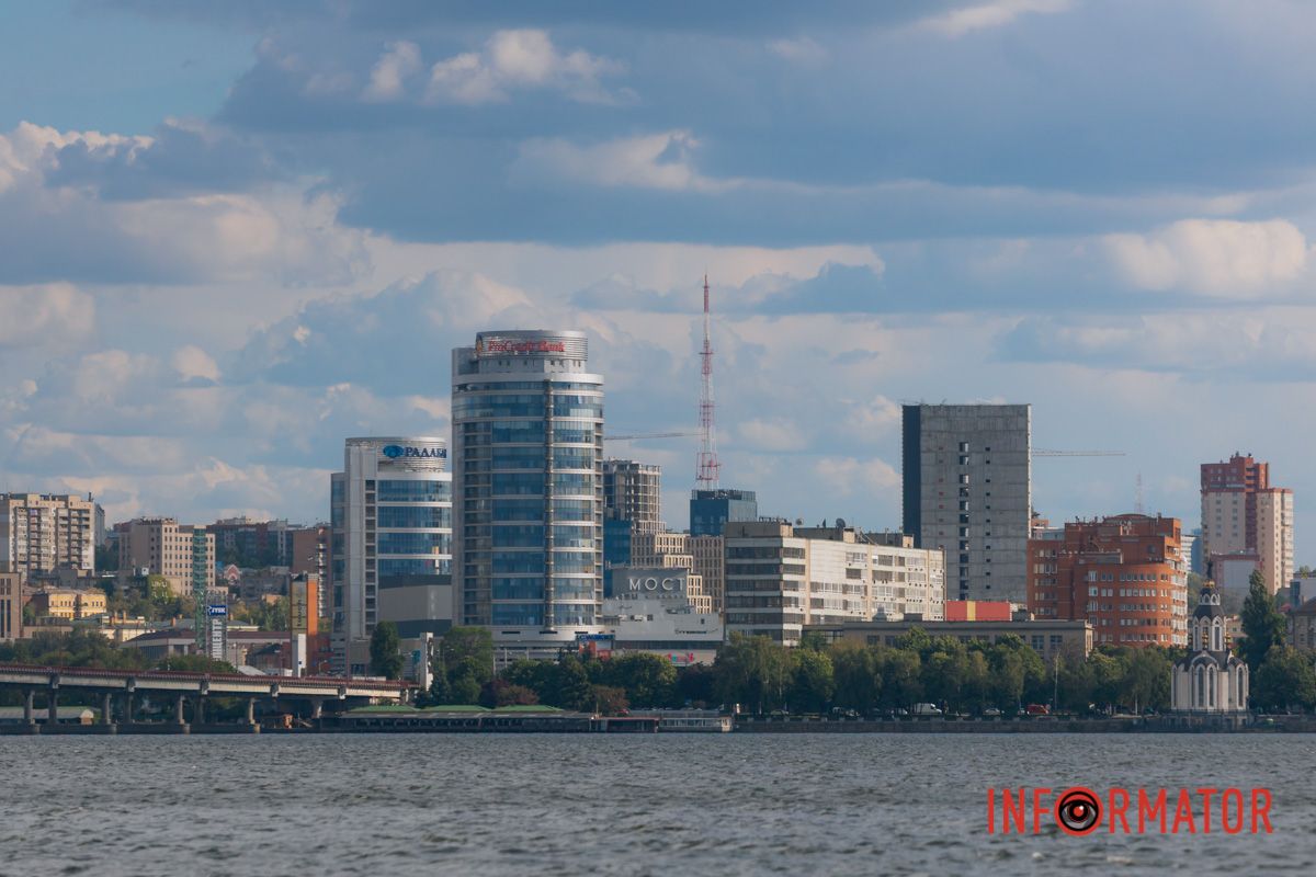 Дождь смыл усталость: Днепр укрыло одеяло из облаков.