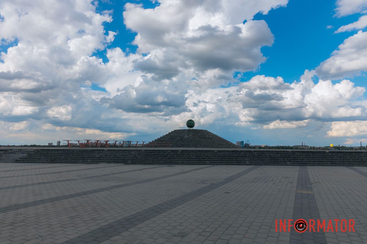 Дождь смыл усталость: Днепр укрыло одеяло из облаков 27