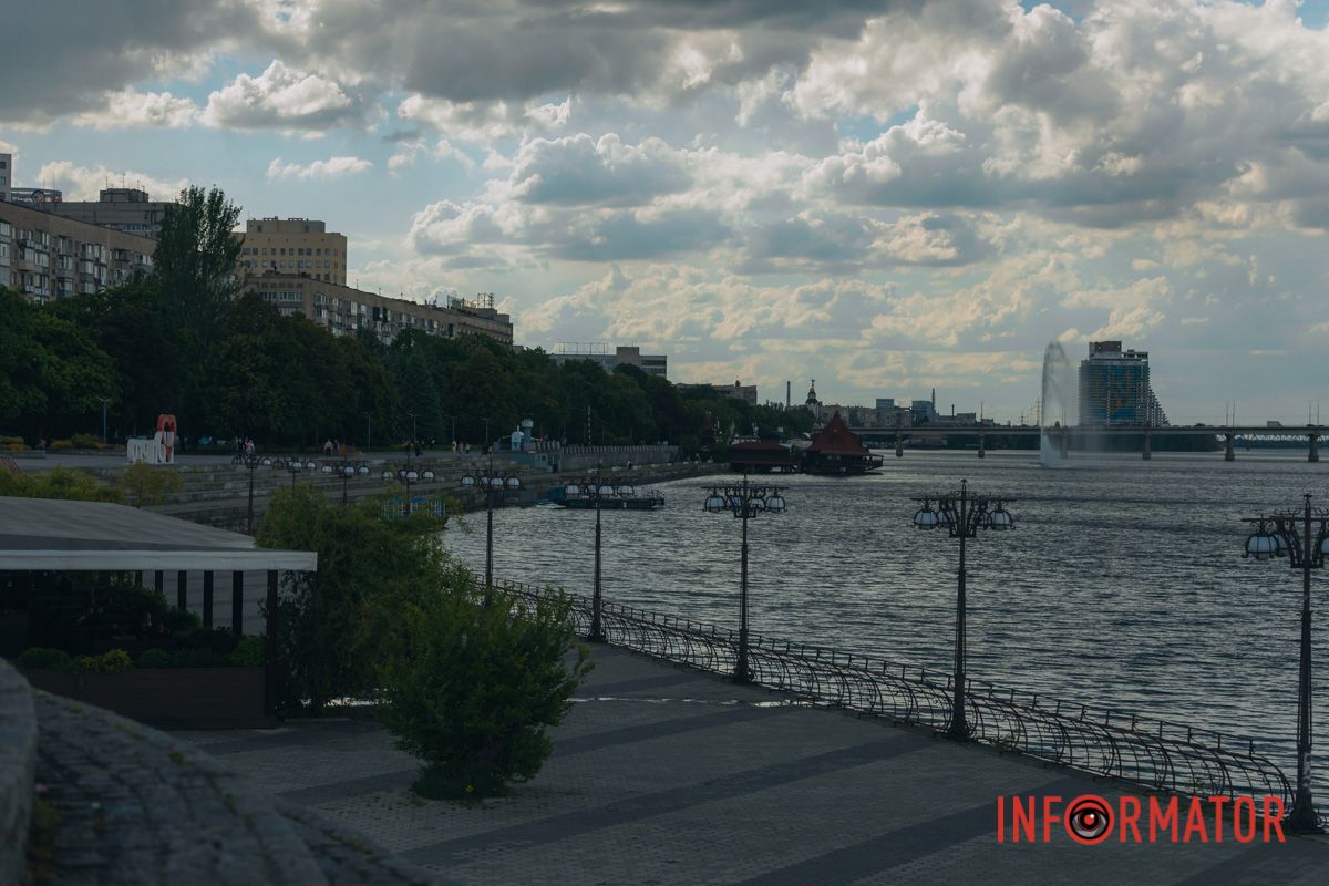 Дождь смыл усталость: Днепр укрыло одеяло из облаков 23