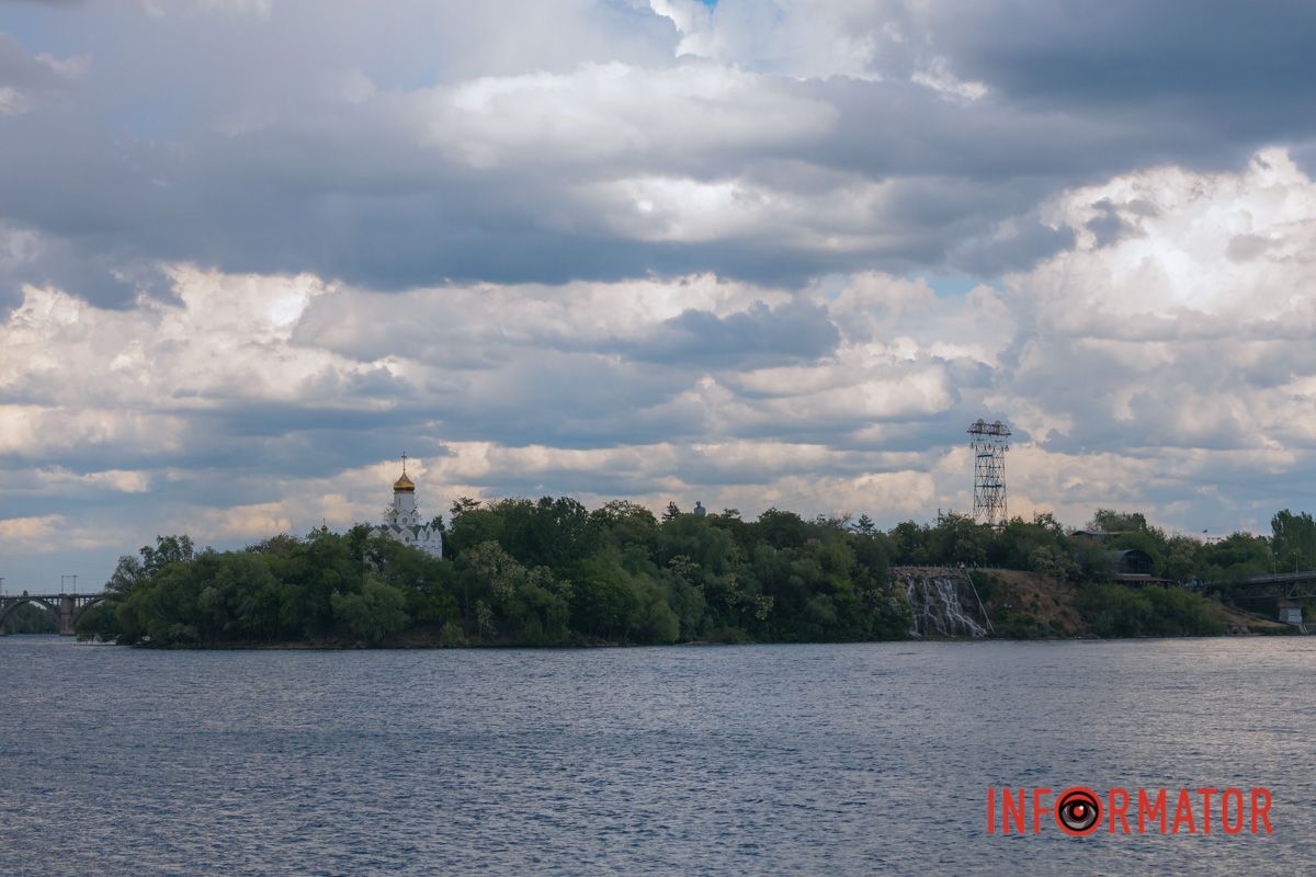 Дождь смыл усталость: Днепр укрыло одеяло из облаков 26