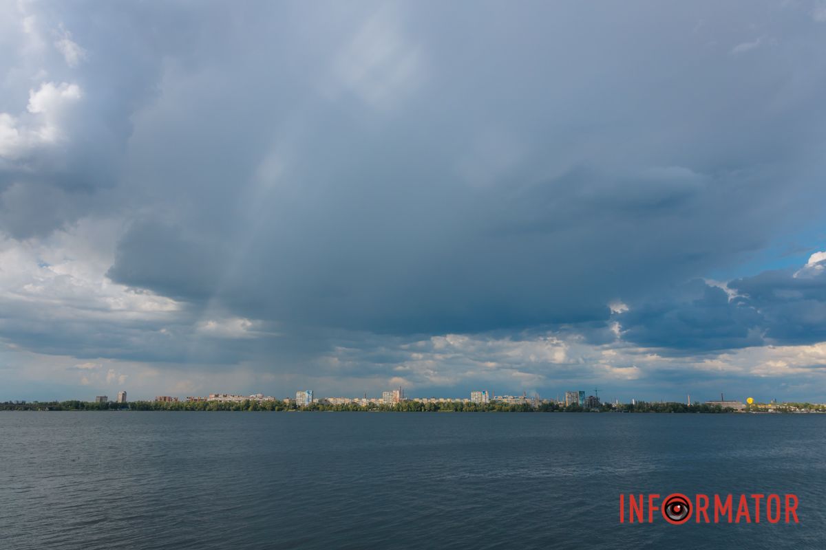 Дождь смыл усталость: Днепр укрыло одеяло из облаков 32