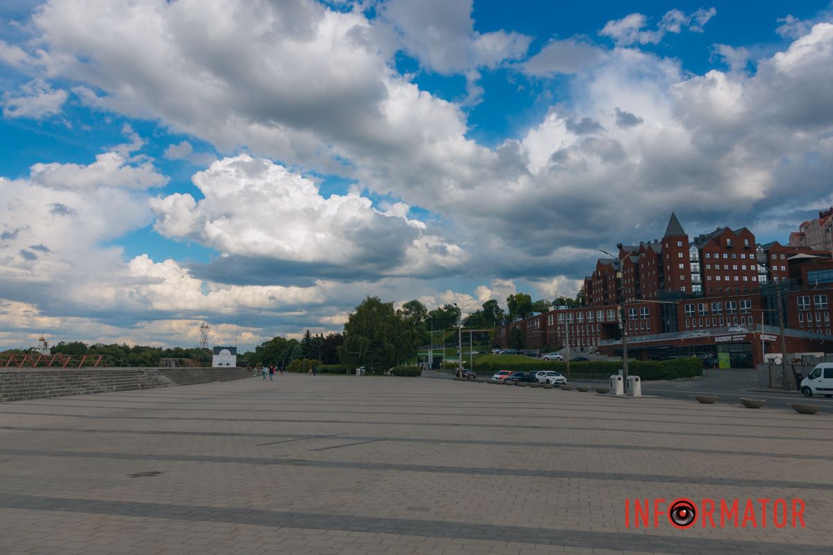 Дождь смыл усталость: Днепр укрыло одеяло из облаков 36
