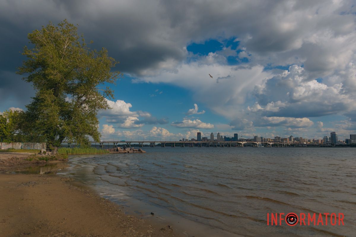 Дождь смыл усталость: Днепр укрыло одеяло из облаков 31