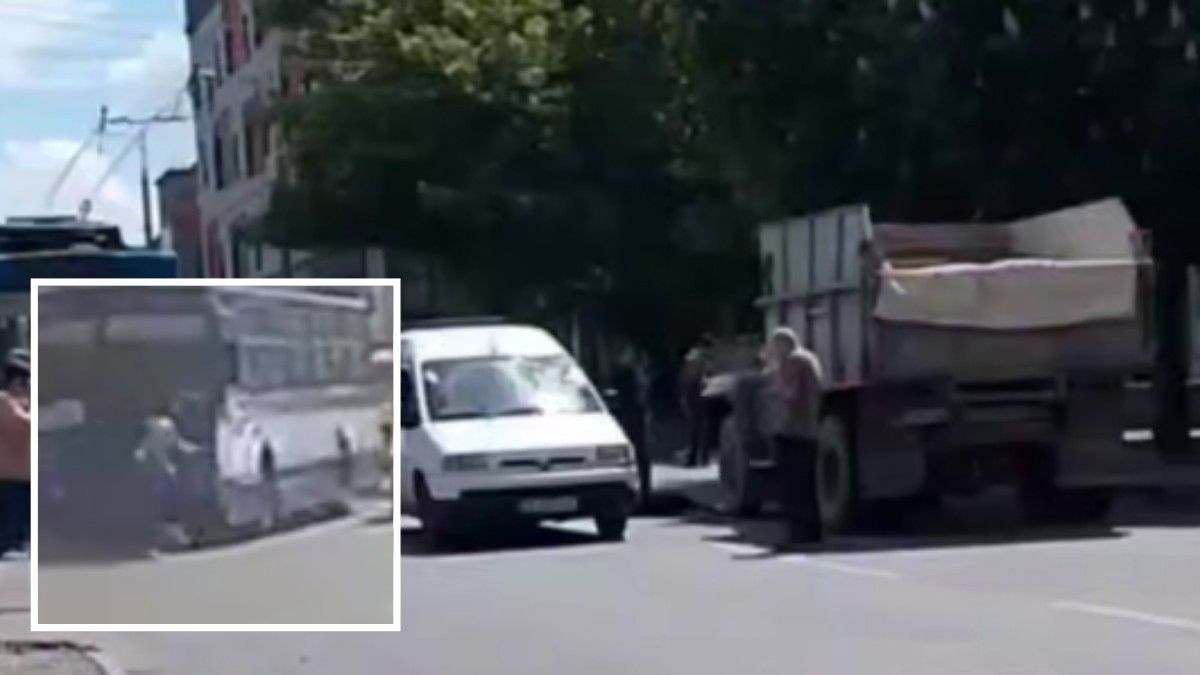 Відео моменту: у Дніпрі на Тополі чоловік потрапив під колеса машини і на нього ледь не наїхала вантажівка