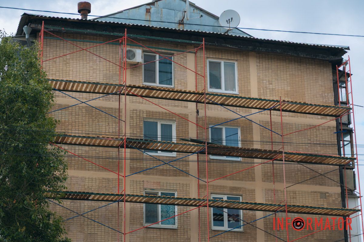 Сейчас возле дома установили леса