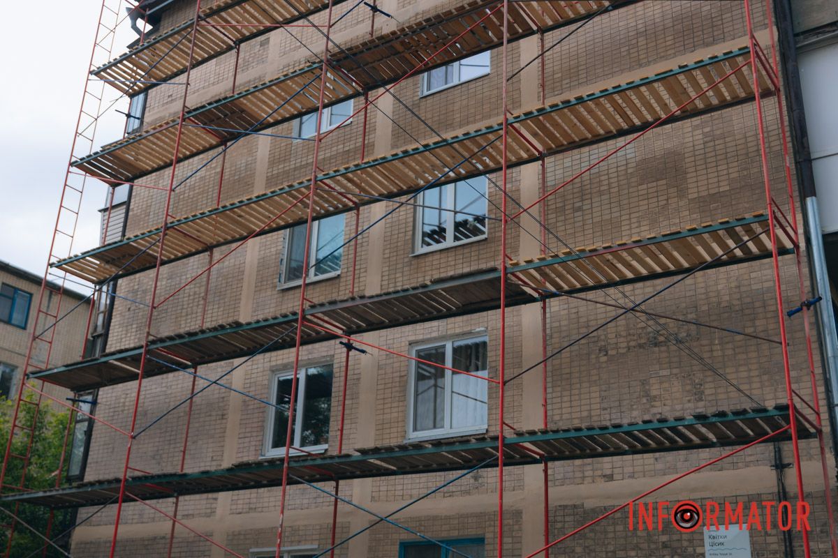 Сначала рабочие должны утеплить многоэтажку.