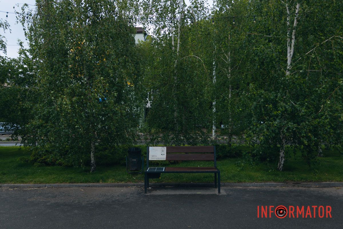 При входе в сквер Усачева отремонтировали скамьи с солнечными панелями.