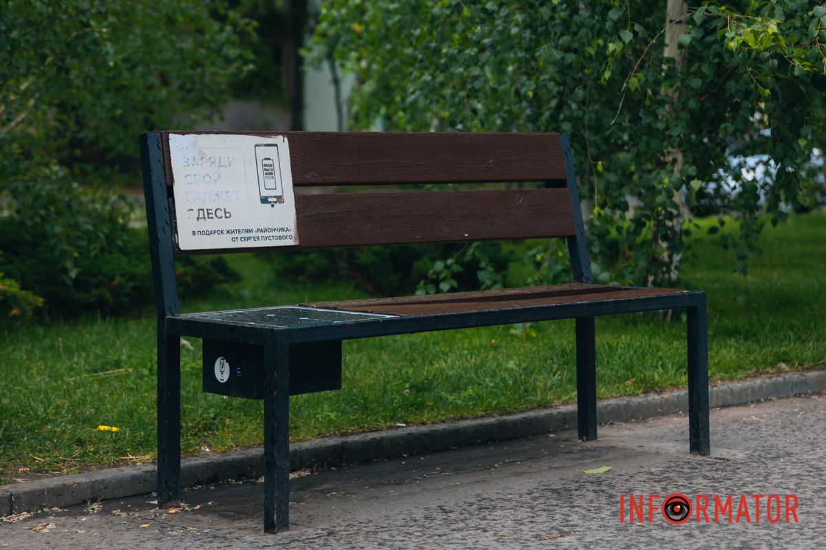 Теперь же скамейки отремонтировали и все горожане могут зарядить свои устройства