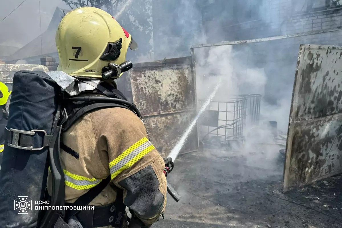 На вулиці Кришталевій палали транспортні засоби та будинок Масштабна пожежа у Кам’янському: палали будинок та 5 авто 1