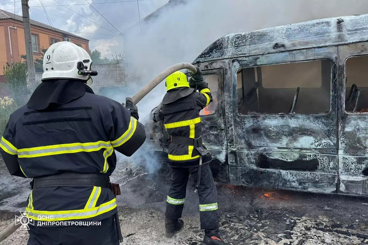Площа пожежі склала 50 квадратних метрів Масштабна пожежа у Кам’янському: палали будинок та 5 авто 2