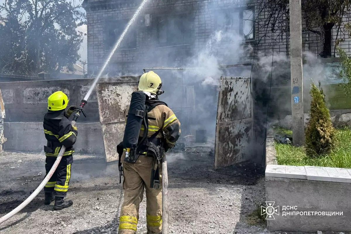 70-річний чоловік отримав опіки Масштабна пожежа у Кам’янському: палали будинок та 5 авто 3