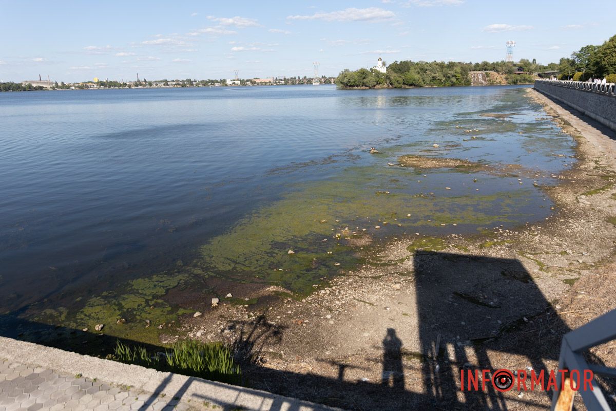 У центрі Дніпра — смітник біля води: що сталося з Фестивальним причалом 1