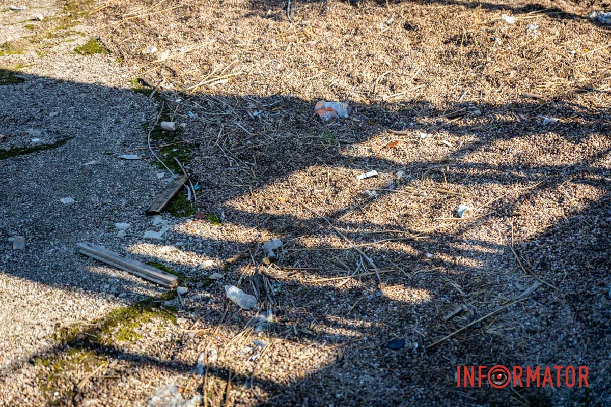 У центрі Дніпра — смітник біля води: що сталося з Фестивальним причалом 2