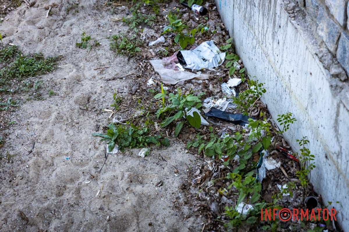 У центрі Дніпра — смітник біля води: що сталося з Фестивальним причалом 4