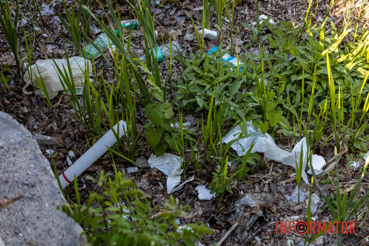 У центрі Дніпра — смітник біля води: що сталося з Фестивальним причалом 5