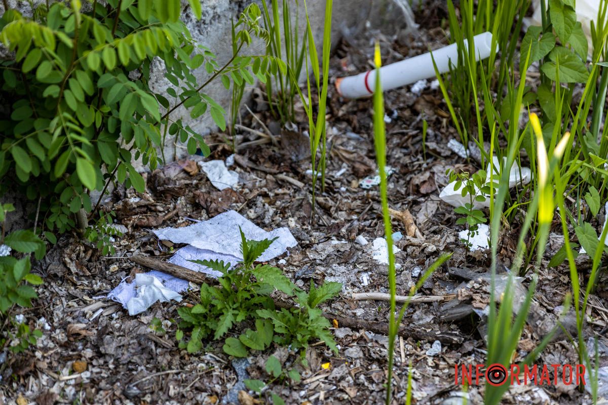 У центрі Дніпра — смітник біля води: що сталося з Фестивальним причалом 6