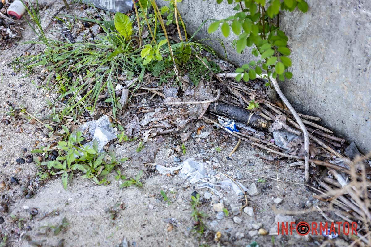 У центрі Дніпра — смітник біля води: що сталося з Фестивальним причалом 7