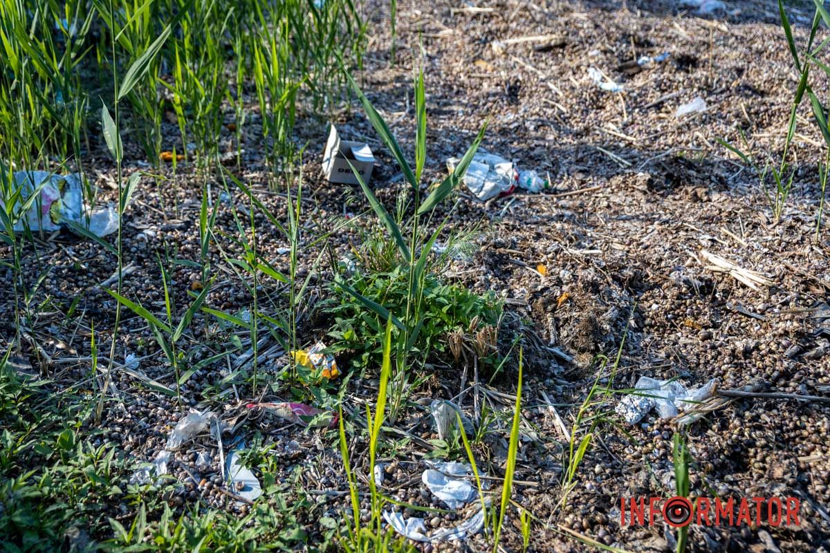 У центрі Дніпра — смітник біля води: що сталося з Фестивальним причалом 8