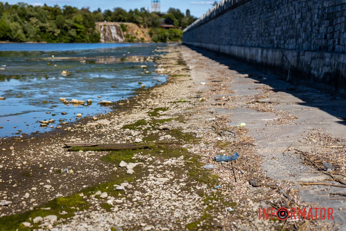 У центрі Дніпра — смітник біля води: що сталося з Фестивальним причалом 11