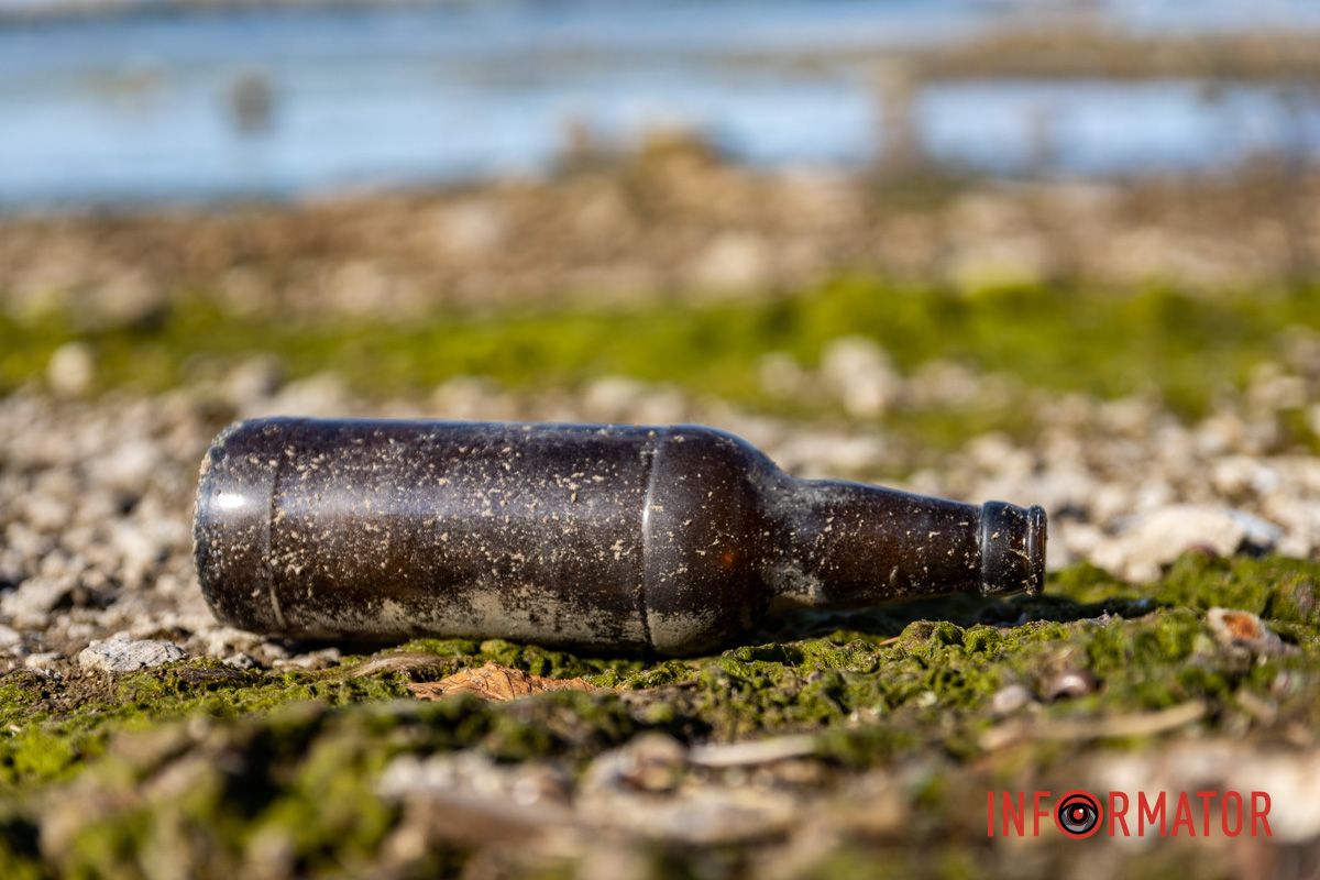 У центрі Дніпра — смітник біля води: що сталося з Фестивальним причалом 12