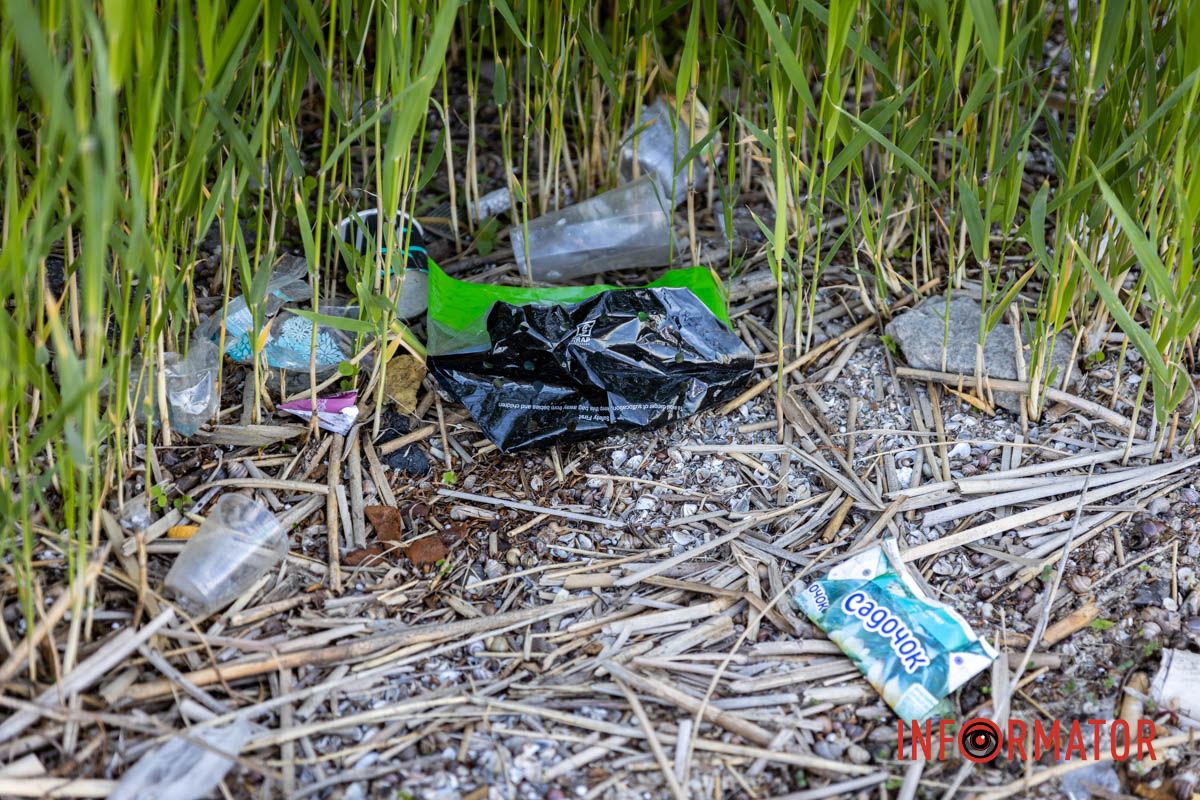 У центрі Дніпра — смітник біля води: що сталося з Фестивальним причалом 16