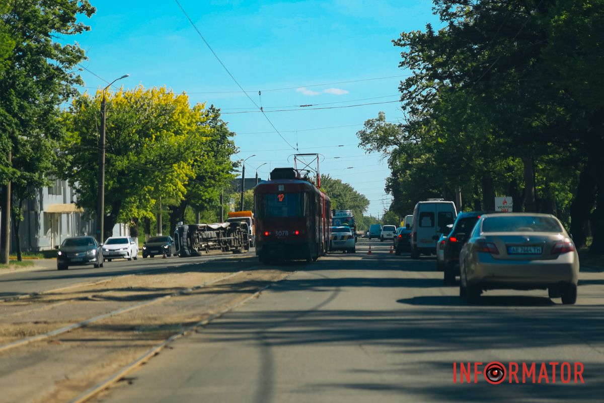 У Дніпрі на проспекті Богдана Хмельницького зіштовхнулись Daewoo та Mercedes фірми “Ласунка” 2