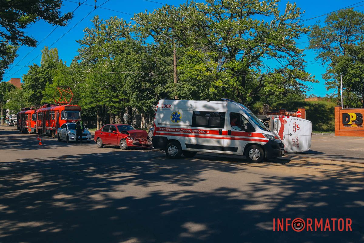 У Дніпрі на проспекті Богдана Хмельницького зіштовхнулись Daewoo та Mercedes фірми “Ласунка” 3