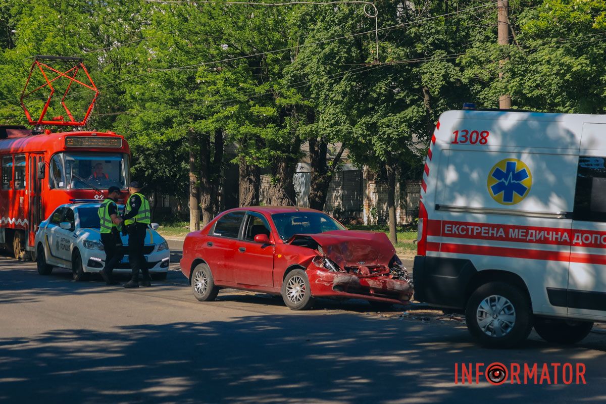 У Дніпрі на проспекті Богдана Хмельницького зіштовхнулись Daewoo та Mercedes фірми “Ласунка” 4