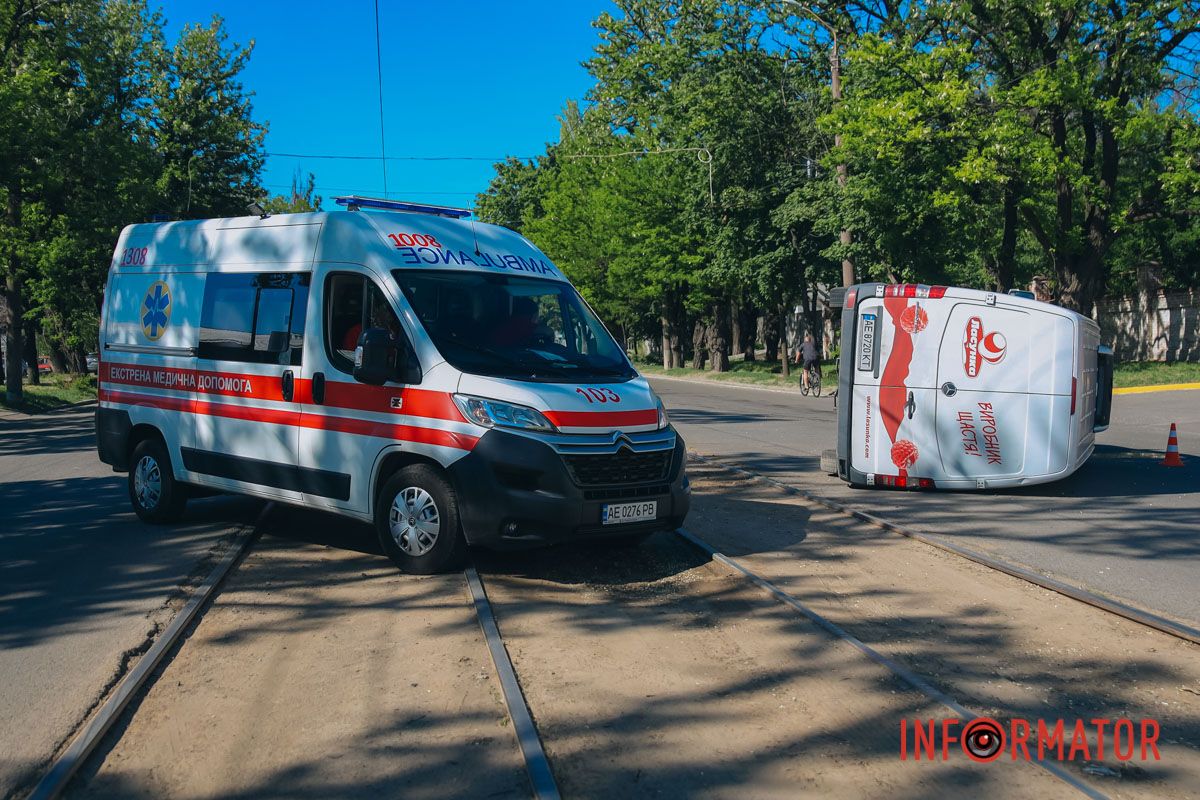 У Дніпрі на проспекті Богдана Хмельницького зіштовхнулись Daewoo та Mercedes фірми “Ласунка” 11