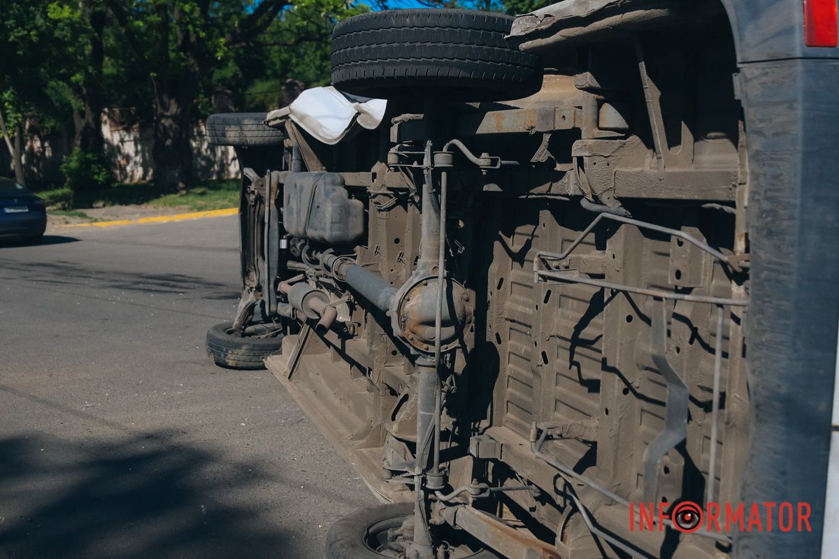 У Дніпрі на проспекті Богдана Хмельницького зіштовхнулись Daewoo та Mercedes фірми “Ласунка” 5