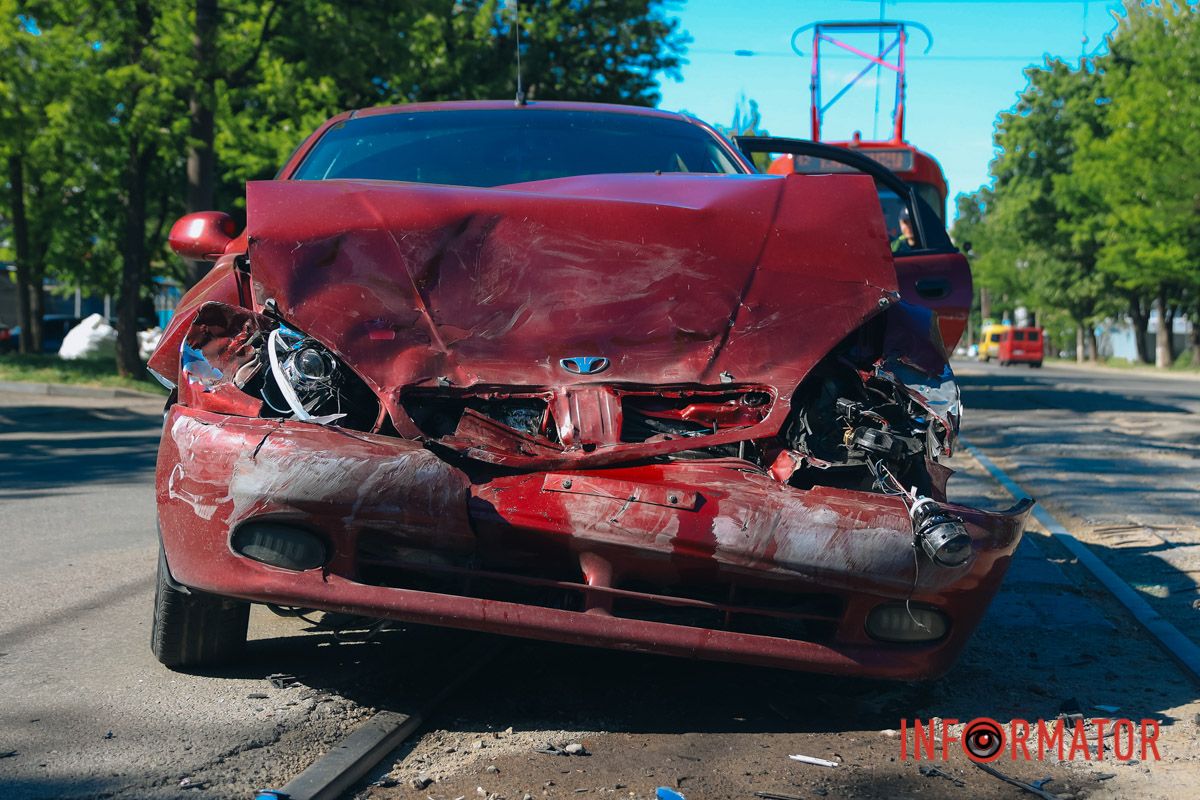 У Дніпрі на проспекті Богдана Хмельницького зіштовхнулись Daewoo та Mercedes фірми “Ласунка” 10