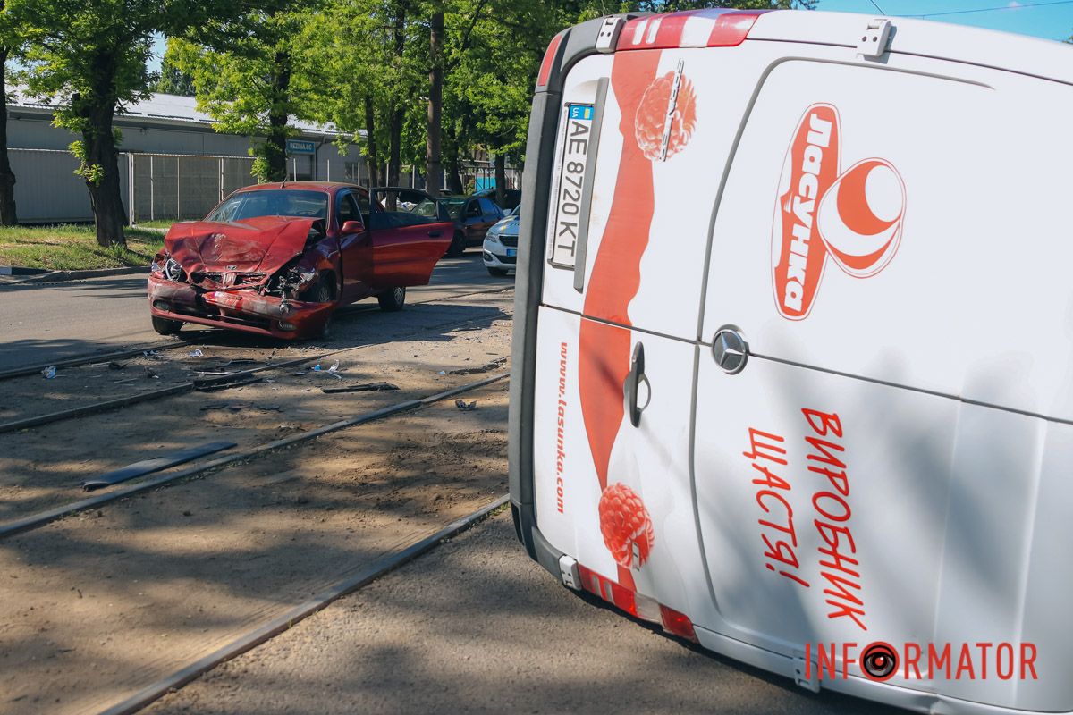 У Дніпрі на проспекті Богдана Хмельницького зіштовхнулись Daewoo та Mercedes фірми “Ласунка” 6