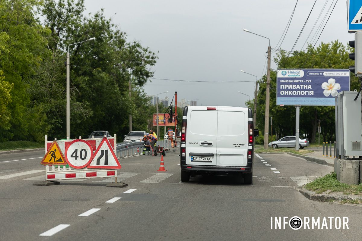 У побуті автомобілісти називають просто відбійник Стане безпечніше на дорогах: у Дніпрі на Космічній встановлюють відбійник 7
