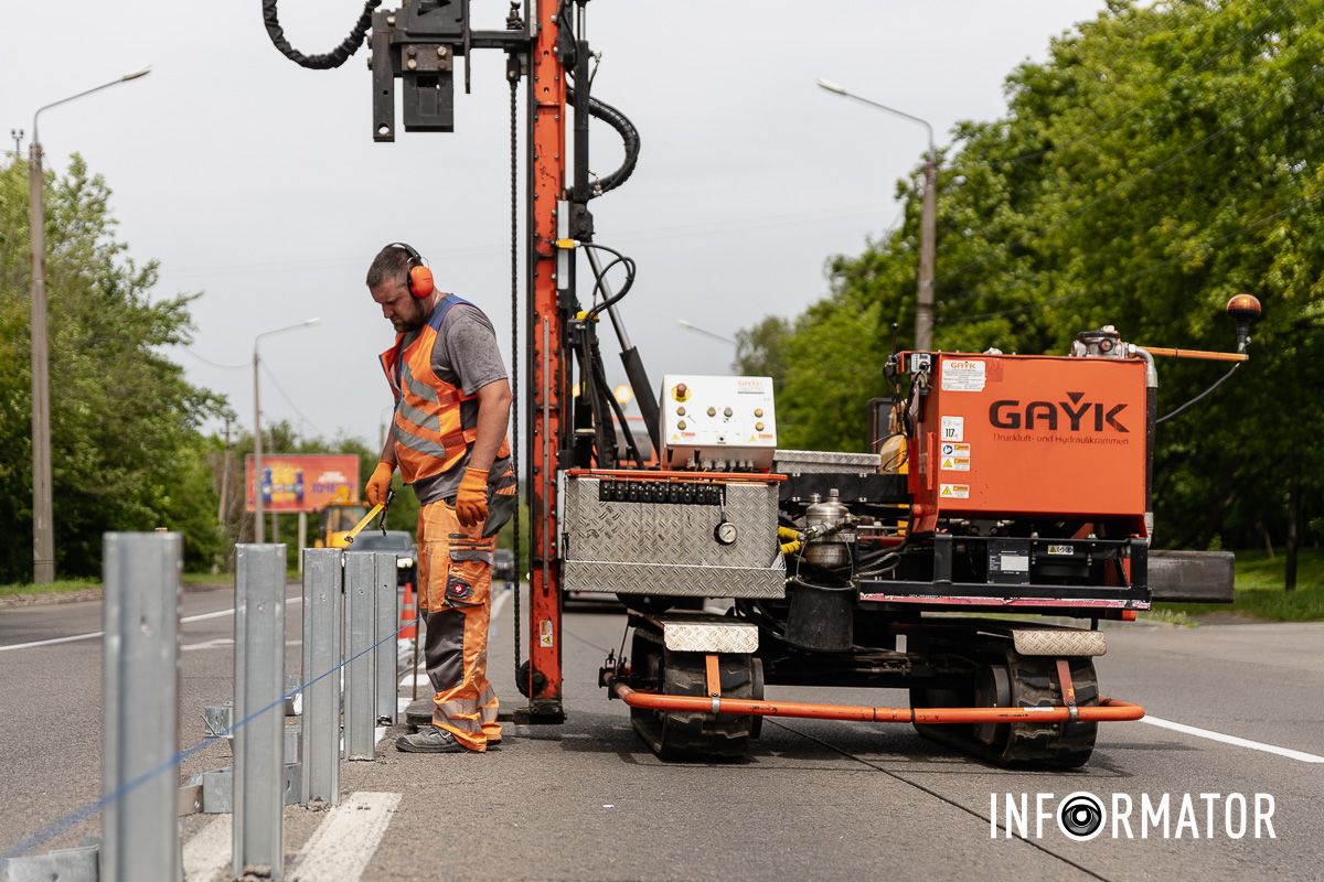 Монтаж нового дорожнього відбійника Монтаж нового дорожнього відбійника