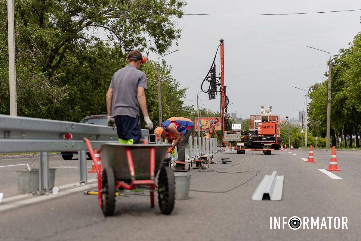 Чимало аварій траплялося на вулиці Космічній у Дніпрі Стане безпечніше на дорогах: у Дніпрі на Космічній встановлюють відбійник 12