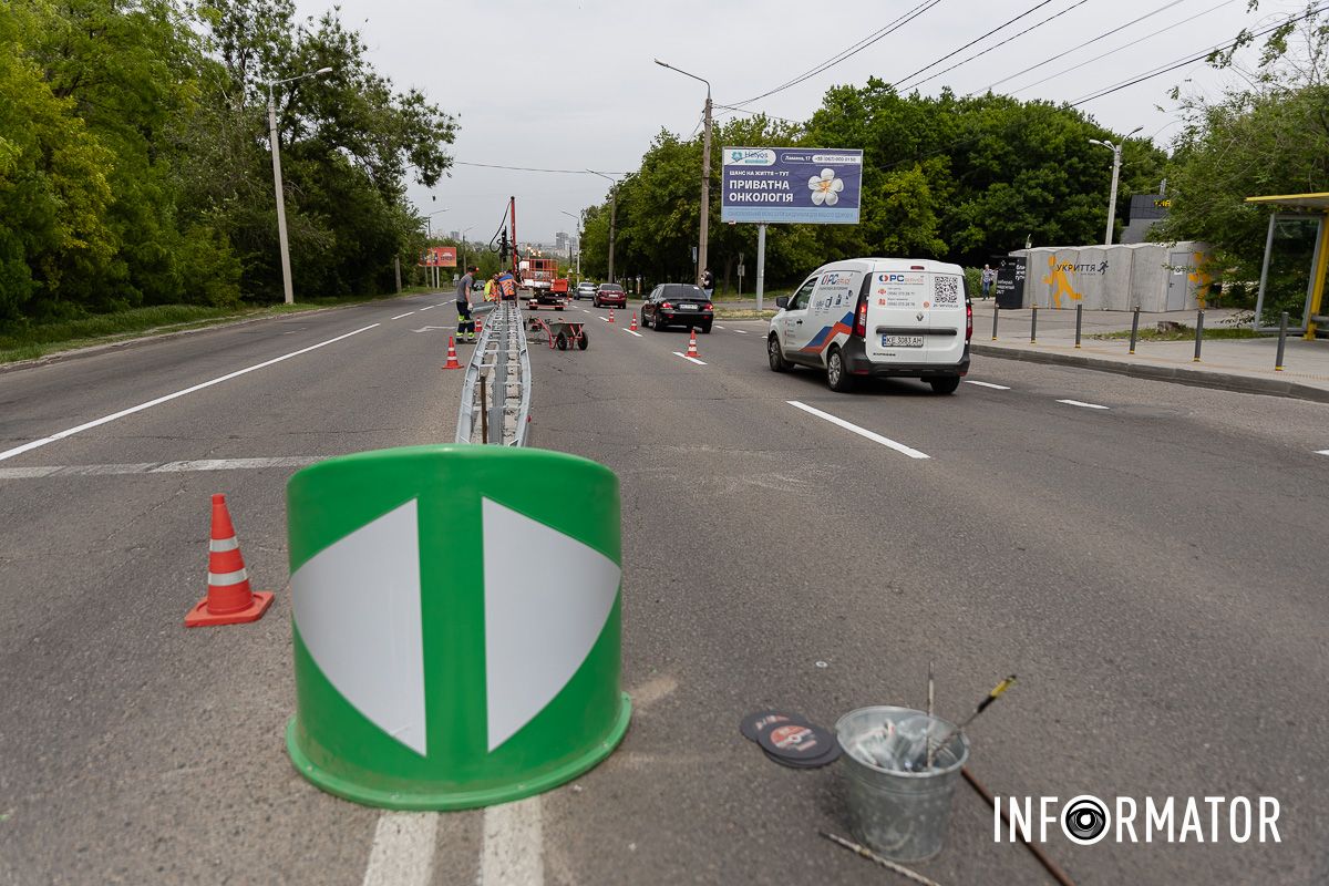 Завдяки відбійнику зменшується кількість ДТП Стане безпечніше на дорогах: у Дніпрі на Космічній встановлюють відбійник 11